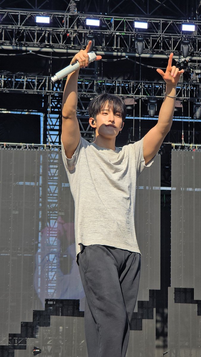 🌻 for rockstar dokyeom tweet media