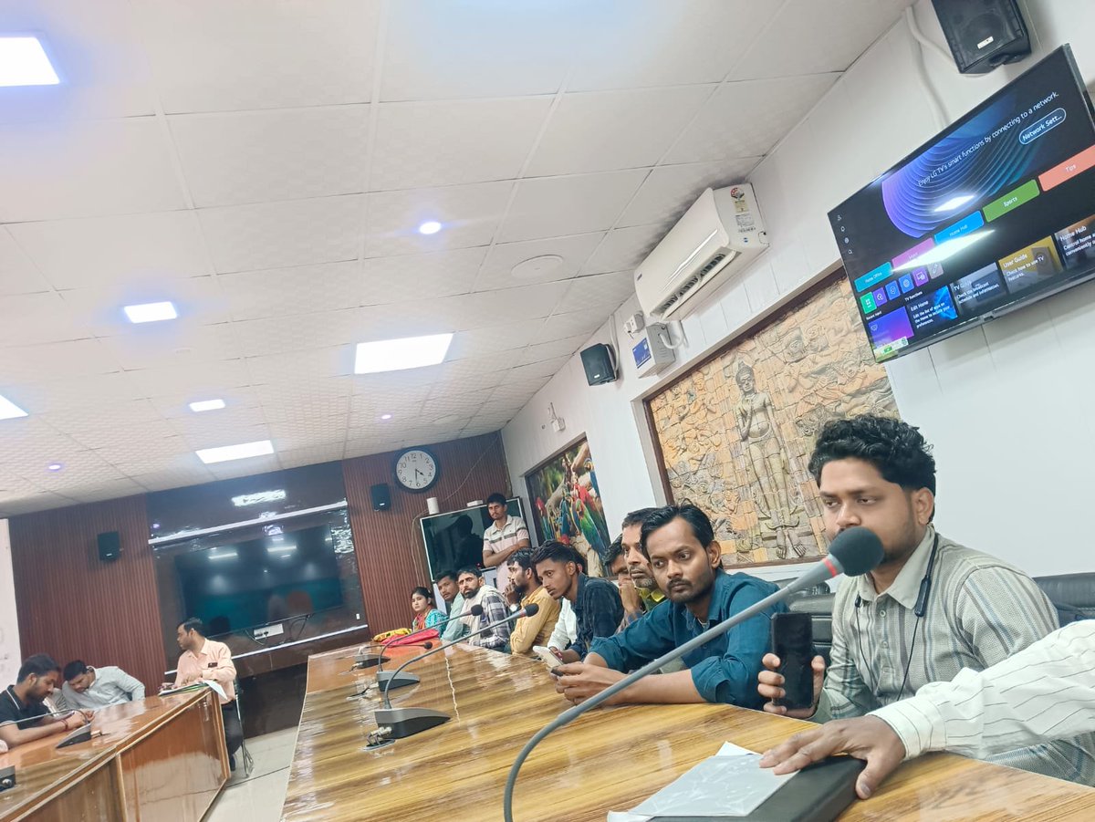 20 मार्च को विकास भवन, इटावा में मुख्यमंत्री युवा उद्यमी योजना के अंतर्गत कैंप आयोजित किया गया। बैंकों की उपस्थिति में आवेदकों के दस्तावेज पूरे कराए गए एवं तत्काल ऋण वितरण किया गया
योजना युवाओं को ब्याजमुक्त ऋण से स्वरोजगार के अवसर प्रदान करती है।
<a href="/Ajaygautam_IAS/">Ajay Kumar Gautam</a> 
<a href="/DistrictEtawah/">District Magistrate Etawah</a>