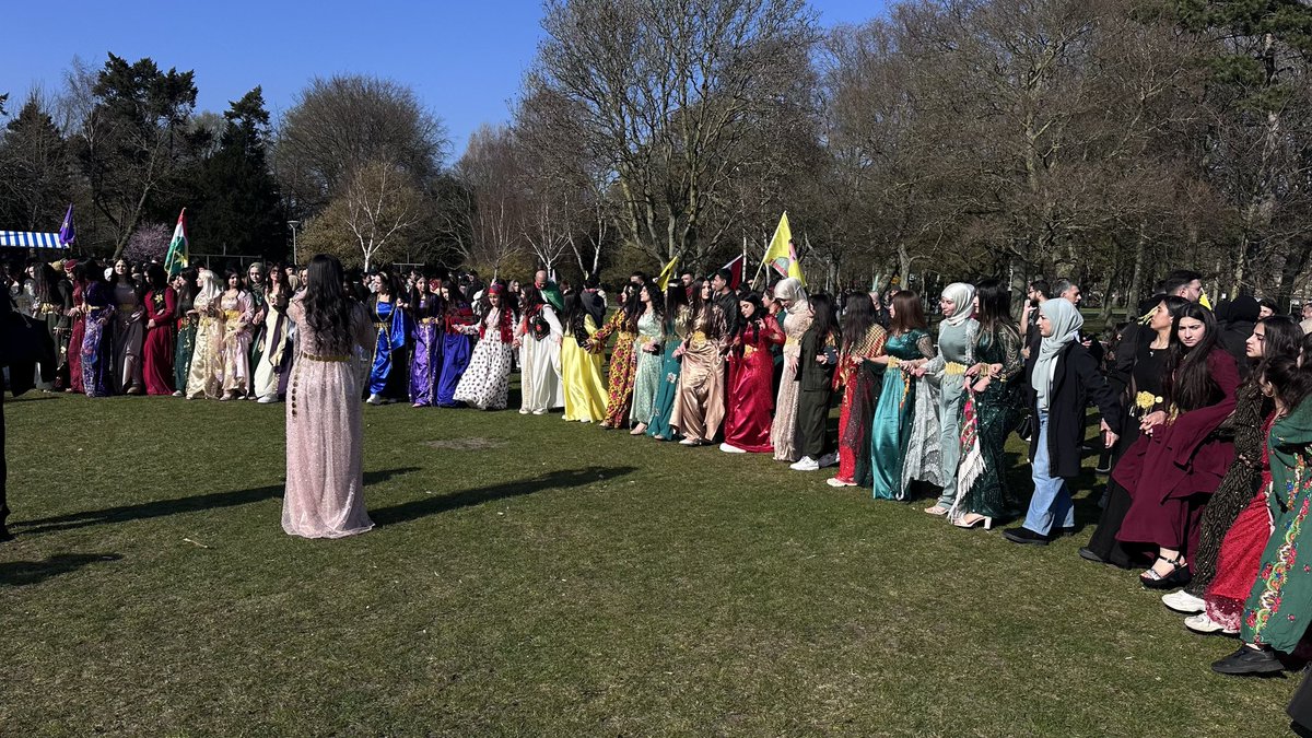 Duizenden Koerden samen in het Zuiderpark in Den Haag om Newroz te vieren.

Newroz is meer dan een nieuw begin. Het is bewustzijn, veerkracht, herrijzen uit de as.

Een symbool van strijden voor gelijkheid, kleur en verbondenheid. 

<a href="/NOS/">NOS</a> <a href="/telegraaf/">De Telegraaf</a> <a href="/RTLnieuws/">RTL Nieuws</a> 
<a href="/telegraaf/">De Telegraaf</a> <a href="/NUnl/">NU.nl</a>