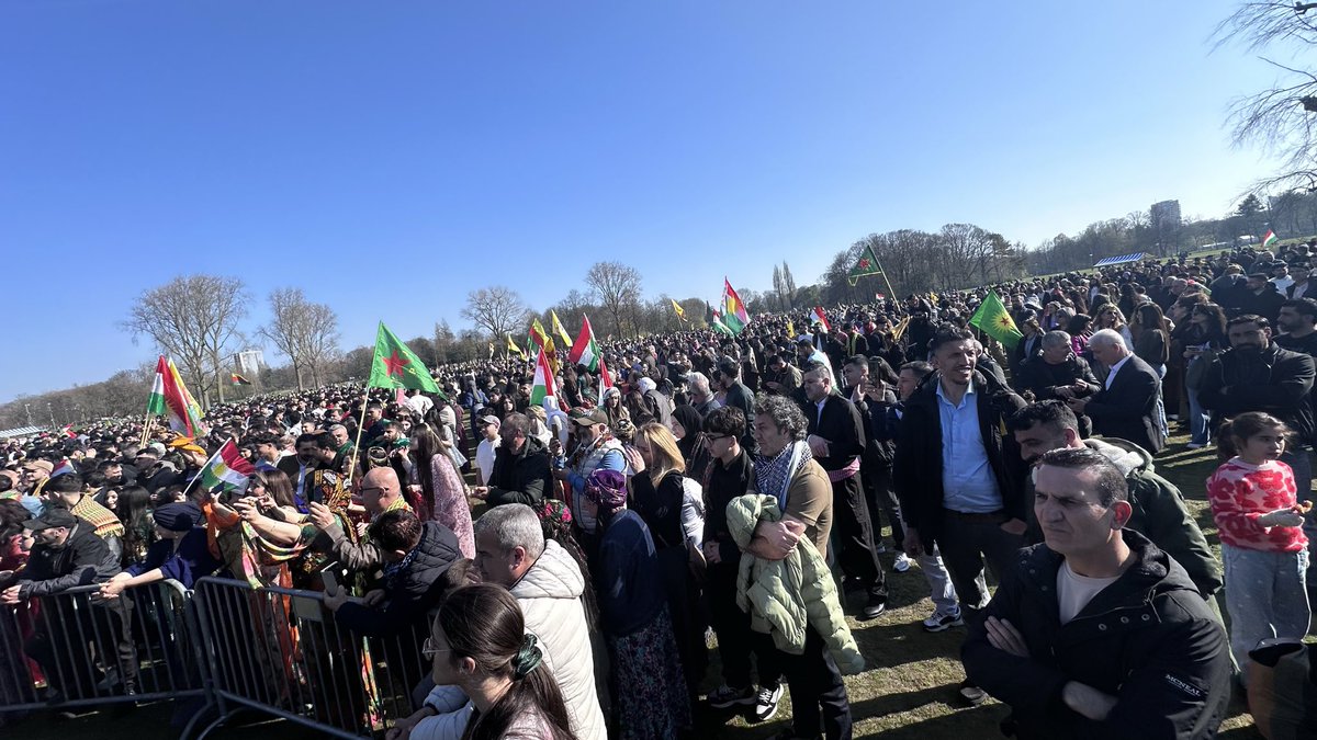 LatifTali's tweet photo. Duizenden Koerden samen in het Zuiderpark in Den Haag om Newroz te vieren.

Newroz is meer dan een nieuw begin. Het is bewustzijn, veerkracht, herrijzen uit de as.

Een symbool van strijden voor gelijkheid, kleur en verbondenheid. 

@NOS @telegraaf @RTLnieuws 
@telegraaf @NUnl https://t.co/JYKgJaJx5R