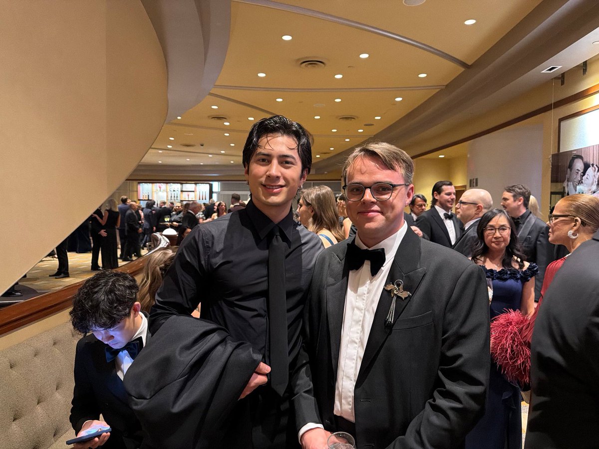 HudsonwilliamMX's tweet photo. “Es un buen chico, muy sencillo. Sin ego de estrella; no se esconde de la gente” Pavel Talankin con un fan sobre su experiencia con Hudson Williams en los #Oscars:

“Es muy grande; aunque en las fotos que tomamos con mi teléfono parece delgado, en realidad es muy alto y de hombros anchos. Es muy amable. Antes de la ceremonia estaba con su equipo, pero aun así se acercó a hablar. Le dije que se ve más grande (en el buen sentido) que en las fotos. Dijo que no tiene problema en subir o bajar unos 6 kg cuando es necesario. Luego, después de los Oscar, me acerqué a él y hablamos. Me preguntó sobre la película y cosas así. Es un buen chico. Muy sencillo. Sin ego de estrella; no se esconde de la gente.”
