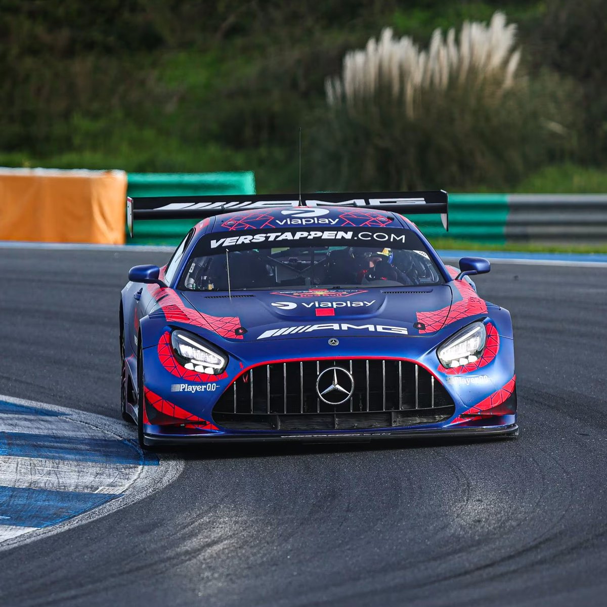 blog_formula1's tweet photo. 🚨 VERSTAPPEN ARRASA NA NLS: VITÓRIAS COM FERRARI E MERCEDES 🚨

Max Verstappen em duas corridas na NLS (Nürburgring Langstrecken-Serie):

🏆 P1 com uma Ferrari 296 GT3 (setembro 2025)

🏆 P1 com uma Mercedes-AMG GT3 (março 2026)

SIMPLESMENTE SENSACIONAL! https://t.co/7HW3i9G87e