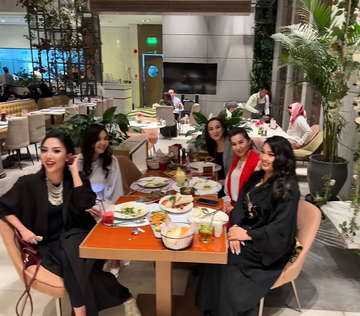 arabnews's tweet image. #PHOTOS: Far from their families, expatriate women in #SaudiArabia are marking #EidAlFitr in ways that blend their own traditions with local customs #Ramadan2026 arab.news/n9xry