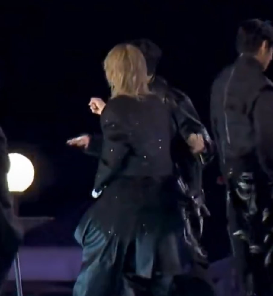 kmgoogiemimi_'s tweet image. jungkook had his hand on jimins back ready for their duo dance in dynamite 😭😭