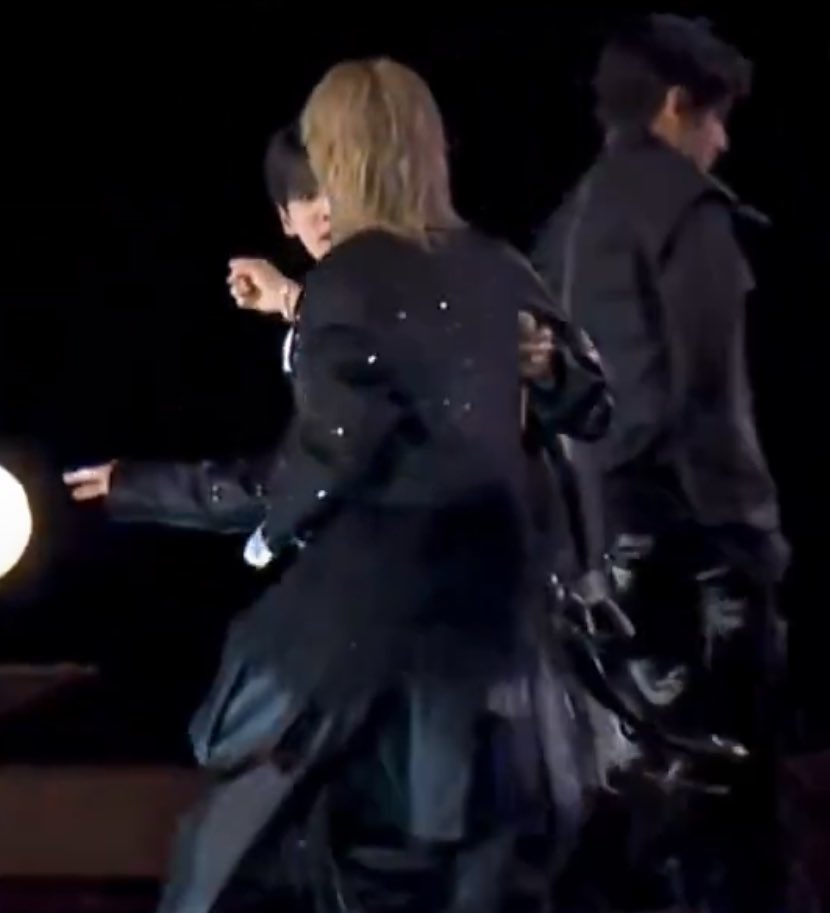 kmgoogiemimi_'s tweet image. jungkook had his hand on jimins back ready for their duo dance in dynamite 😭😭