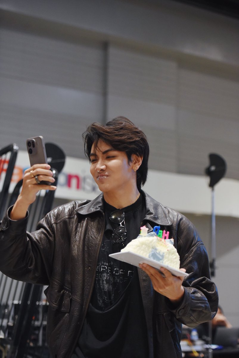 ReCapJoyful's tweet photo. จะมีใครกินเค้กได้จริงจังจุงอี้กก มันเขี้ยวเด็กอ้วงง😋🧁

JOONG 25TH BIRTHDAY PARTY

#ไม่จุ๊บไก่ไม่จุ๊บม้าวันเกิดปีที่25ขอจุ๊บจุง
#จุงอาเชน #JoongArchen
@ChenRcj https://t.co/xOGOHMNDQ1