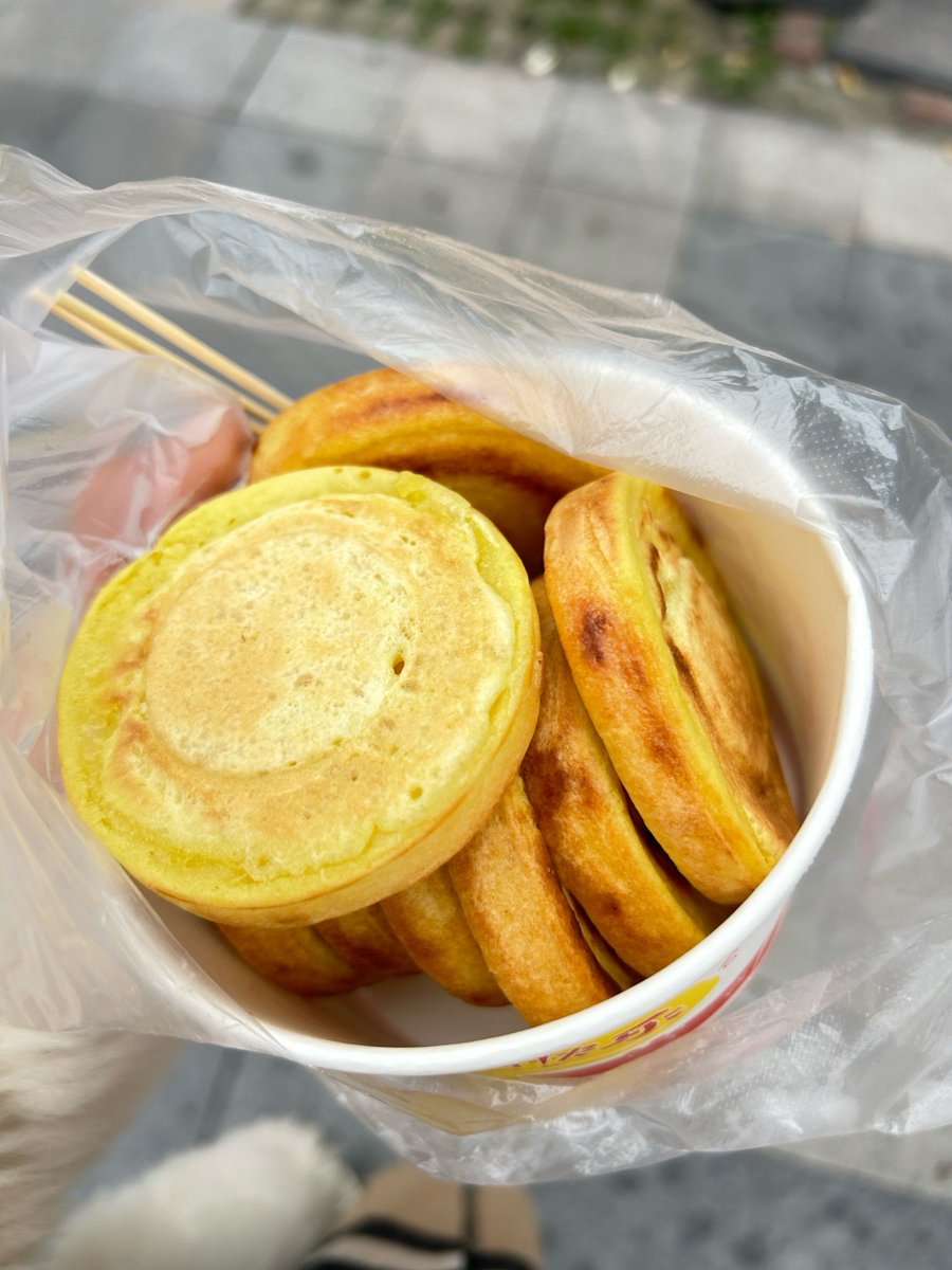 Mimuri3368's tweet photo. "Satisfy your street food craving! Crispy fried chicken skewers, spicy cumin, fresh veggies—grab a bite for a flavor explosion!  #StreetFoodJoy" https://t.co/2IwrT8pBez