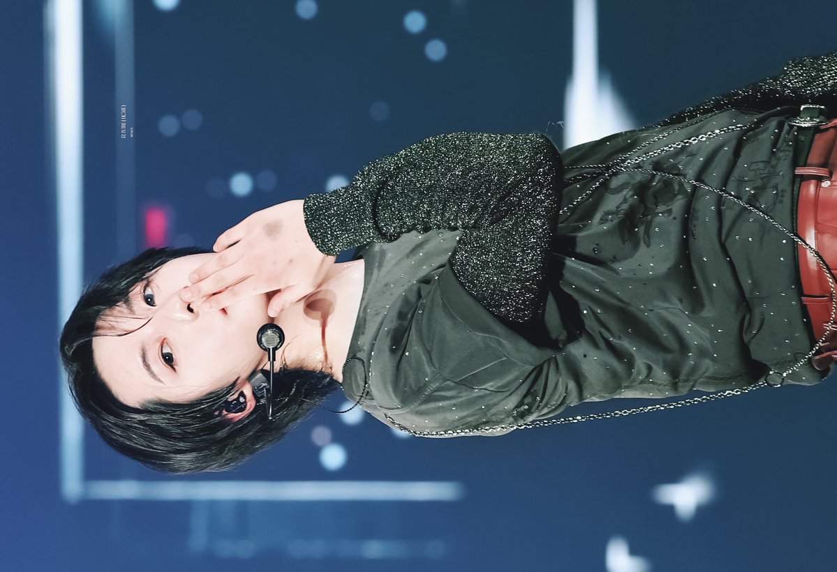 𝙍 𝙄𝙉 𝙏𝙃𝙀 𝙇𝙄𝙂𝙃𝙏. tweet media