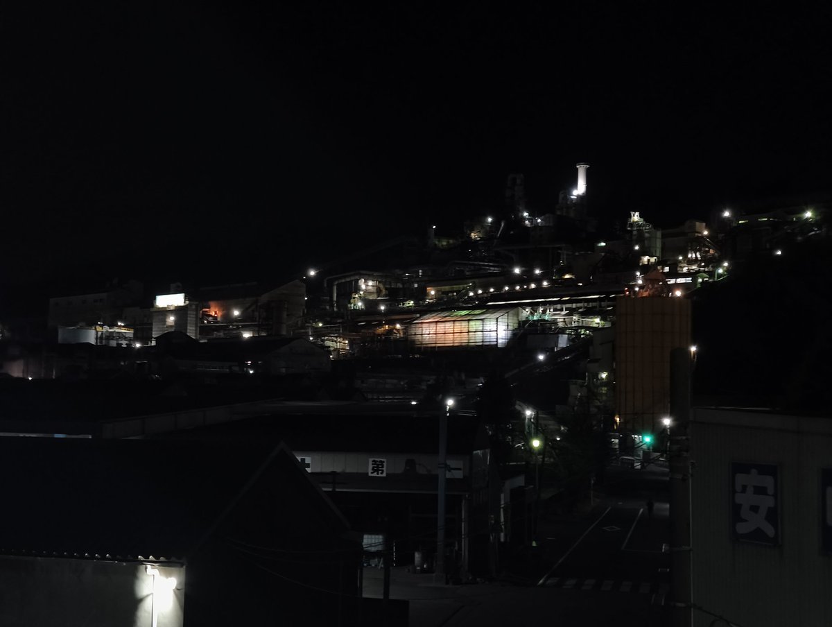 chivic_1980's tweet photo. 群馬県安中市にある、東邦亜鉛安中製錬所。
この連休中にライトアップ(?)が復活してるので、見てきました。
実際、肉眼で見ると1枚目の写真の感じですが、スマホのカメラをLeicaモードにするとあら不思議。
とんでもねぇ絶景が撮れました😅
⭐️まで撮れてる🤗
#Xiaomi14TPro https://t.co/zQxwlNT8Ts
