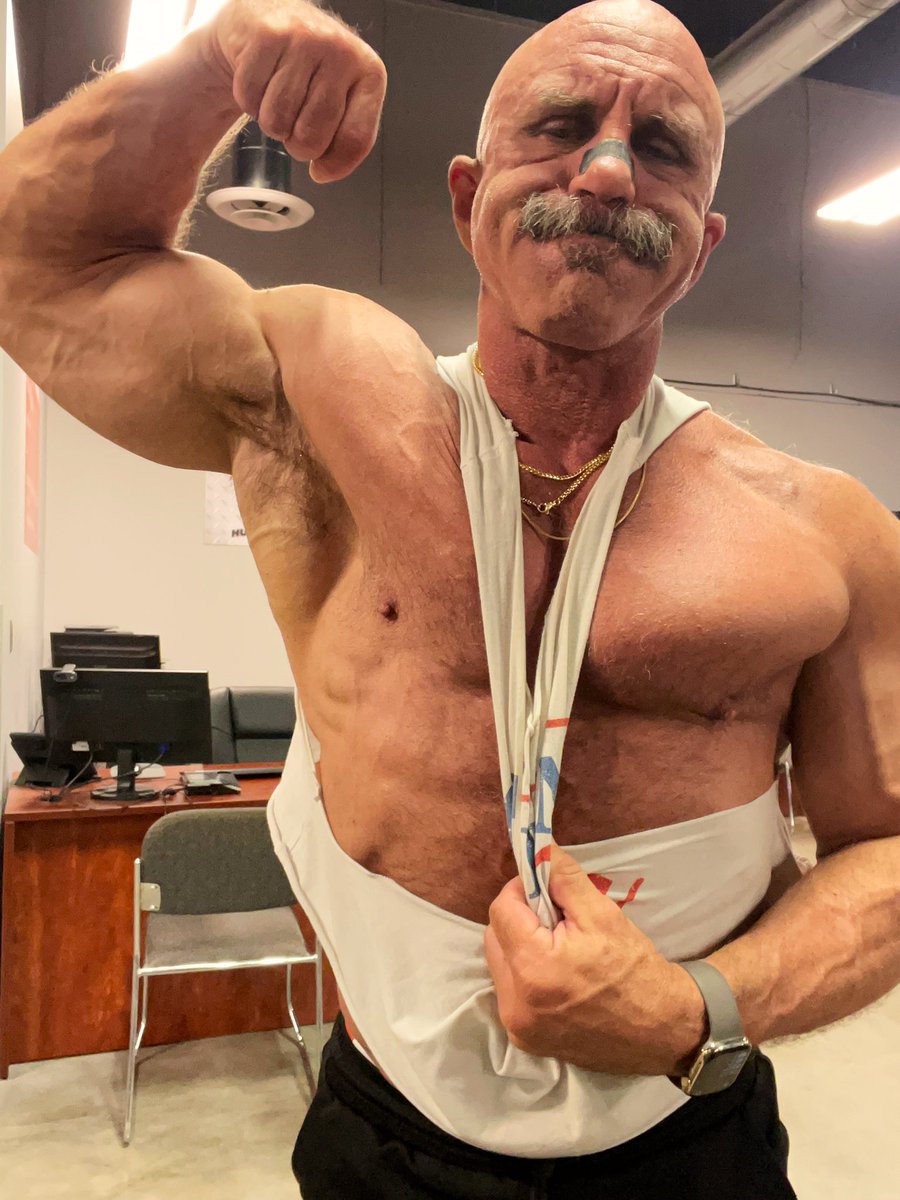 MuscleJoe tweet media