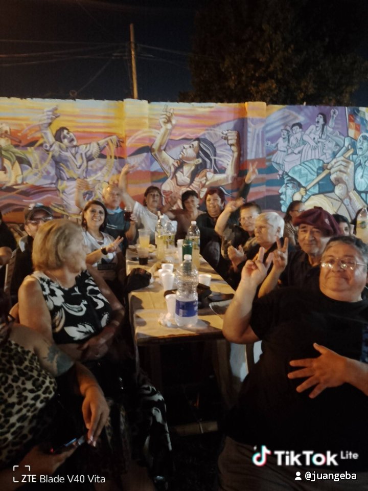 juangeba2's tweet photo. Sábado 14 
3* parte

🇦🇷💜 Peña Compañera en Padua, hermoso patio popular compartido con amigos y compas.
Siempre la alegría de encontrarnos.
Gracias por estar, por la invitación y el registro.
#peñas #voces #compas #folklore #resistencia #argentina https://t.co/xMZy6mrmJ4