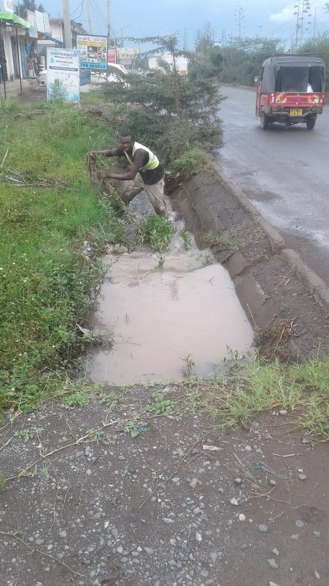 oloojl's tweet photo. Look. 

While the Machakos County government led by @Wavinya_Ndeti
and @KURAroads led by @MuriraKinoti are sleeping on the job, the galant reaident of KATANI have come together to unclog drainage along the road to enhance water flow.

Kudos to them 

@C_NyaKundiH https://t.co/aOIGX8TnFu