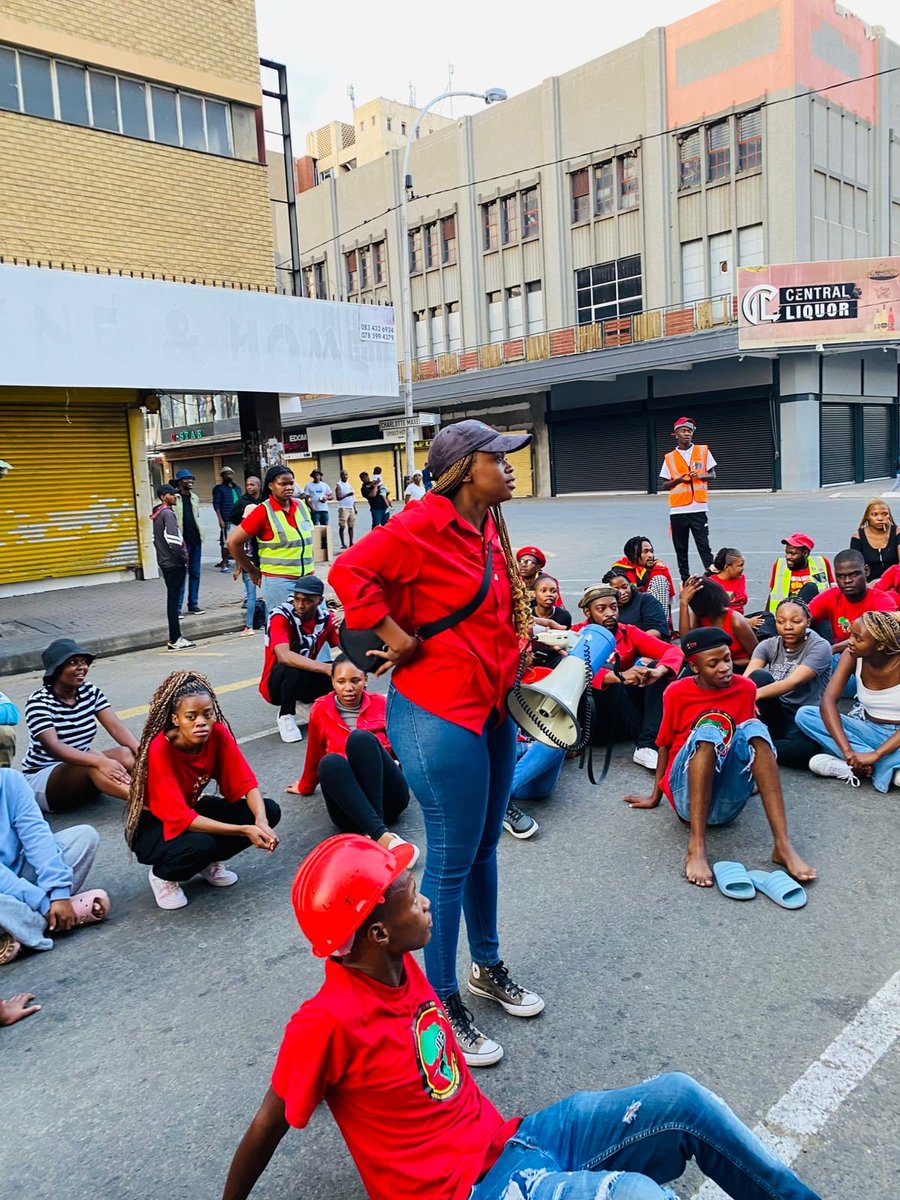 effycBloemFS's tweet photo. ♦️IN PICTURES ♦️

FREESTATE Youth Command Convenor Fgt. Lindelwa Bagosi. Leading a Razzmatazz prior MOTHEO TVET College ELECTIONS. Along side CYILC Member Fgt. Warona,Two PYILCs Fgt. Axola and Fgt.  Thamsanqa, Convenor of Motheo and SRC Candidates.

#VictoryOrDeath ♥️💚🖤 https://t.co/TZkSTeCiUG