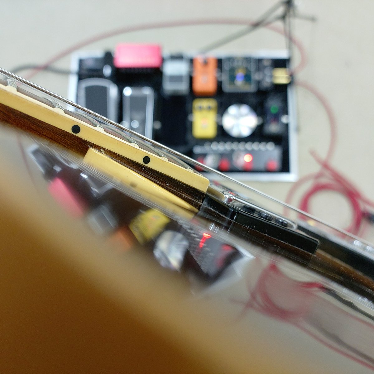 nishishuwitter's tweet image. 今日はヘリテージくん。
言うまでもなく、セミアコと、distortion+、JCの相性はバツグン。
そしてここにVOXのV847、Expandra、ALBITのGC-1 MARKⅡ、Phase 90を加えれば、どんなジャンルにも対応できる最強のボードが完成！

#ペダルボード #pedalboard