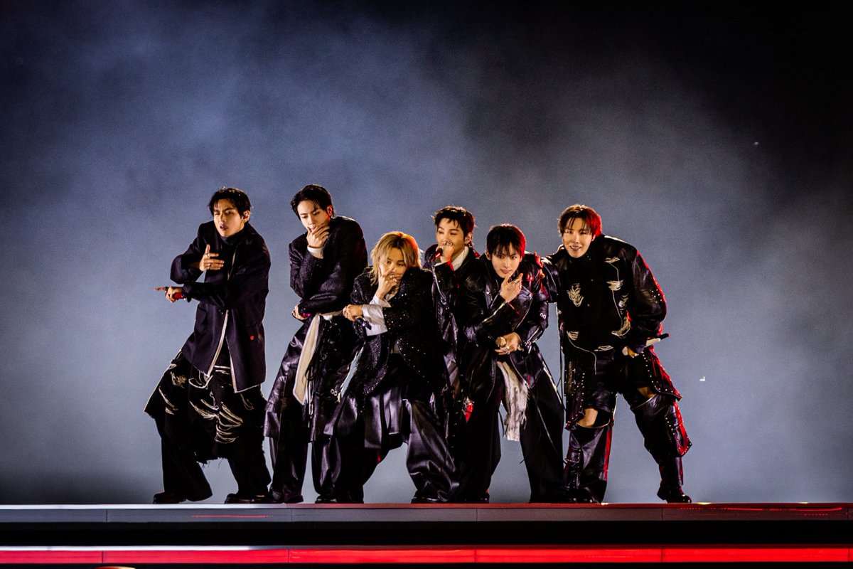 btspicstwt_'s tweet photo. [📸 PHOTOS] #BTSLiveOnNetflix 

#BTS performance at Gwanghwamun Square, Seoul (1) https://t.co/oHVPQp0f4d