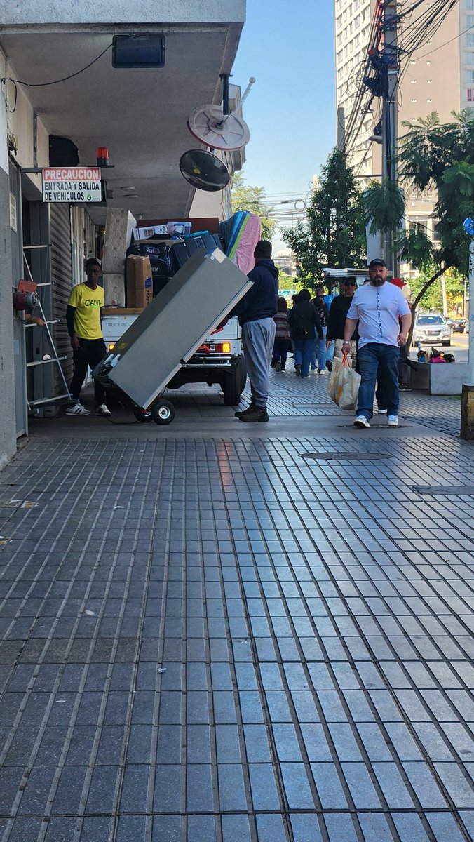Pelsrilzi's tweet photo. Y asi como si nada se sube un camion de mudanza en plena vereda, sin importar los peatones que iban pasando, literalmenrw al lado de la @Muni_Indep pero da lo mismo, en esta Comuna se hace lo que uno quiera. https://t.co/xDNoN2H0iZ