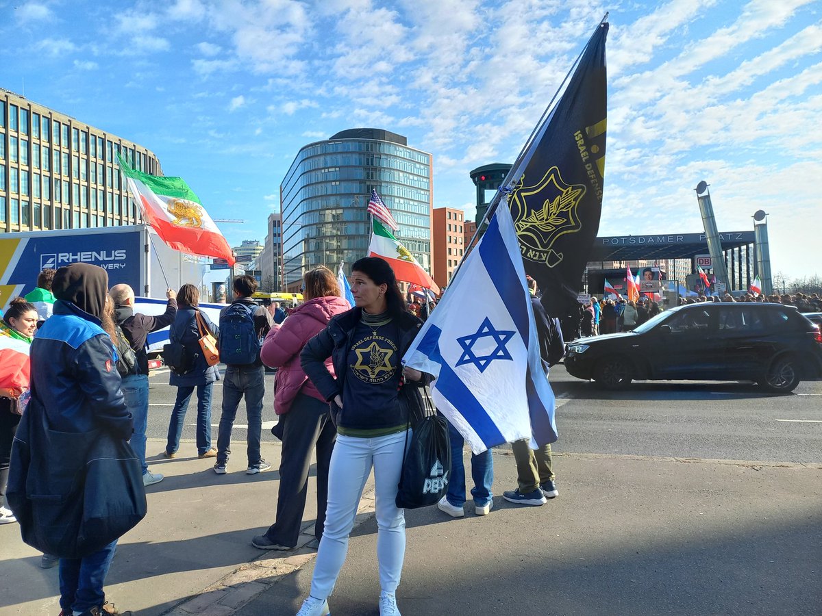 Dani_Pannek80's tweet photo. Danke ,an alle Teilnehmer des #Gegenprotest am Potsdamer Platz und ganz besonders an @polizeiberlin 🙏
#b2103 https://t.co/xoBgF90XGA
