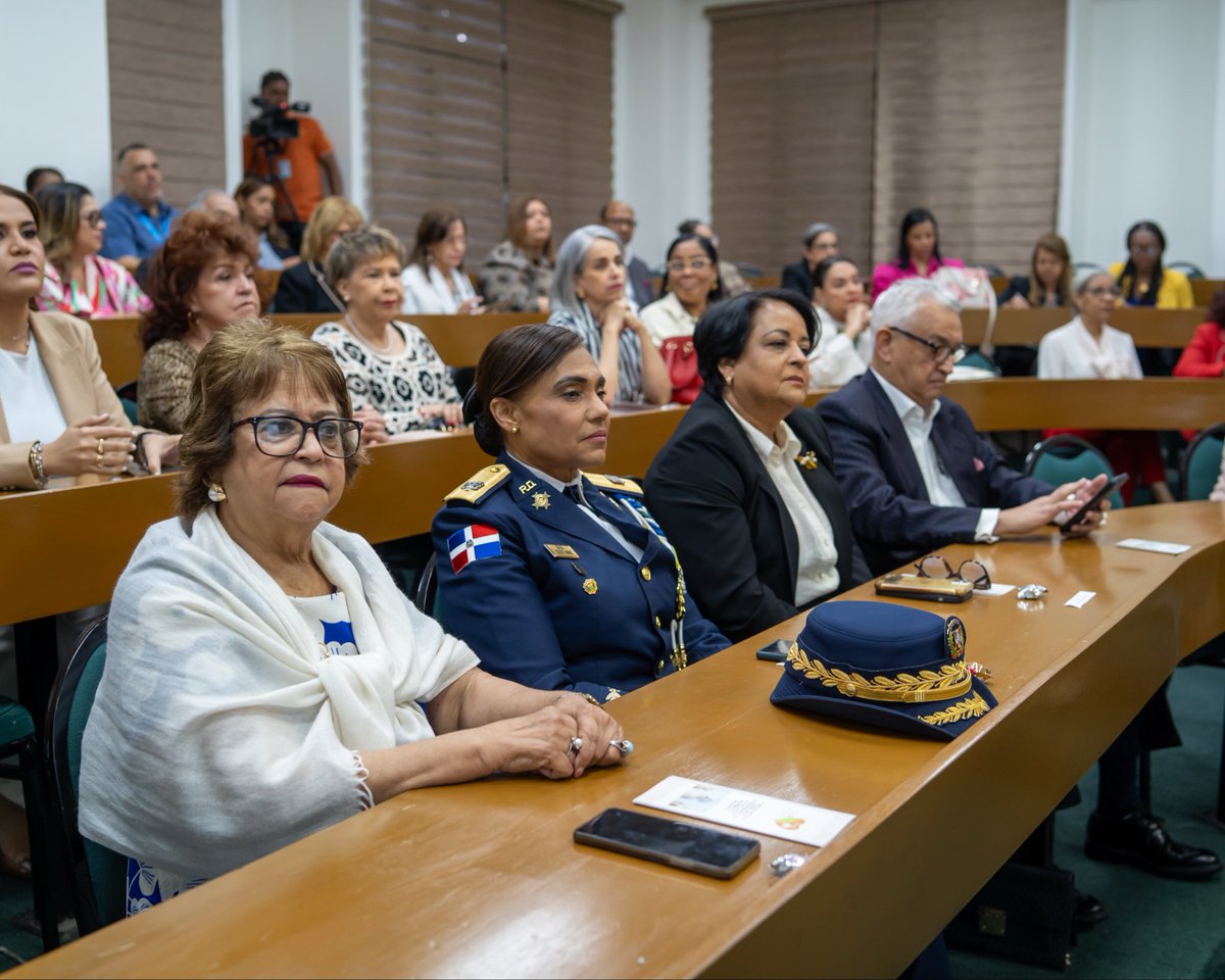 FunvidaRD's tweet photo. Panel  “Salud Mental, Mujer y Sociedad”, con la participación del Dr. José Miguel Gómez, Dra. Soraya Lara, Licda.Yanis Mejía, Licdo. Persio Maldonado, Licda. Amarilys Durán y nuestra presidenta @Yanira_Fondeur como moderadora. Un espacio de reflexión y propuestas. https://t.co/4P1bG67kcO