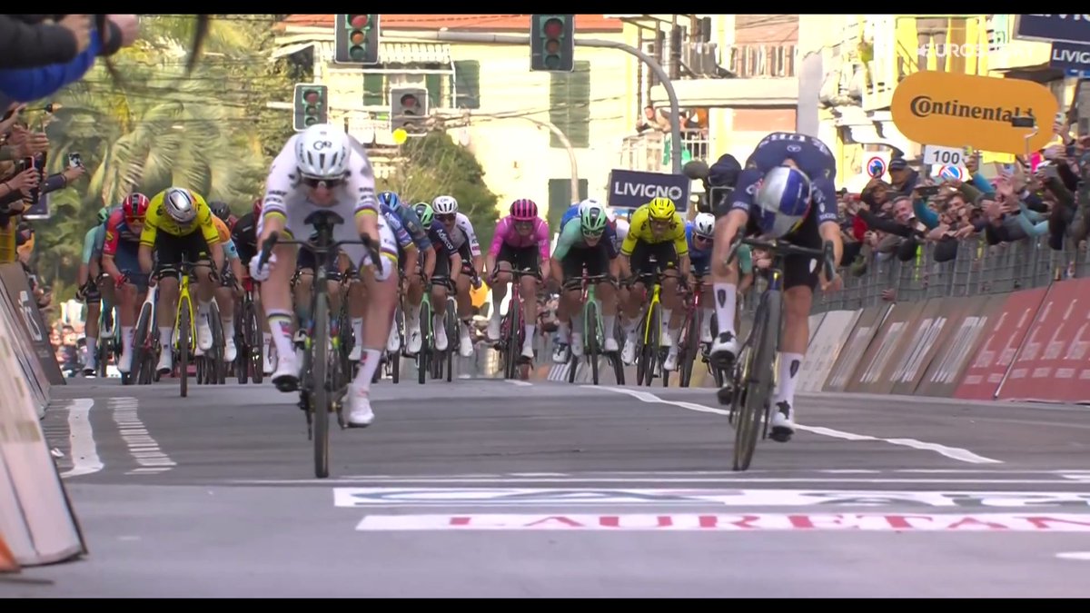 Tenía que ganar #MilanoSanRemo y de forma épica!🤩

Tuvo caída antes de la Cipressa, donde atacó y se fue con Van der Poel y Pidcock.

En el Poggio se quedaría Mathieu, con🥈Pidcock guardando y dejando el peso a Tadej.

El pelotón cerca pero🥇Pogacar pudo ganar el esprínt!
🥉WVA