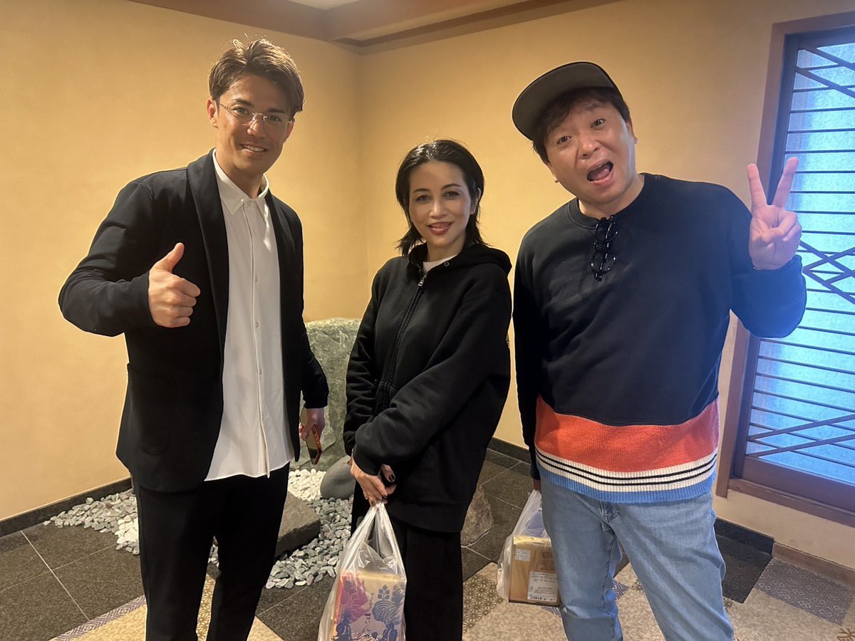 horimateyo's tweet photo. 岐阜グランドホテルさんにて
ミラクルひかるちゃんとディナーショー2ステージ🎤
たまたま清水良太郎くんが観にきてくれました😊
差し入れもありがとうございました😊

ご観覧いただきましたお客様
お心遣いいただきましたお客様
岐阜グランドホテル様
ありがとうございました😭
温泉も最高♨️ https://t.co/RocMnwWHEZ