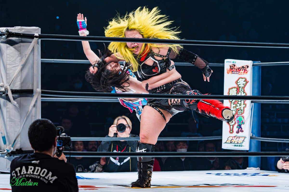 MATSURICON666's tweet photo. ラリアットだけど「アックスボンバー!」と叫びたい😳
#琉悪夏 #STAROM #スターダム https://t.co/LNP36UJ8Ux