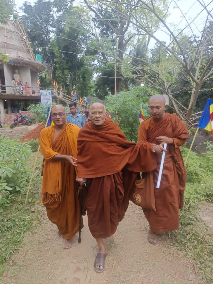 saranangkar's tweet photo. ২৯তম সংঘনায়ক ভদন্ত বনশ্রী মহাথের মহোদয়ের উপস্থিতিতে বৃহত্তর হোয়ারাপাড়া শরণংকর বুদ্ধ বিহারে জাদি বুদ্ধবিম্ব প্রতিষ্ঠা, অষ্টপরিষ্কারসহ মহতী সংঘদান এবং মাননীয় ভিক্ষু সংঘের ধর্মদেশনার মাধ্যমে ভদন্ত শরণংকর মহাথের মহোদয়ের ১৫ তম ধুতাঙ্গ বর্ষপূরণ অনুষ্ঠান অনুষ্ঠিত হয়েছে। https://t.co/pB0c8ufvgn
