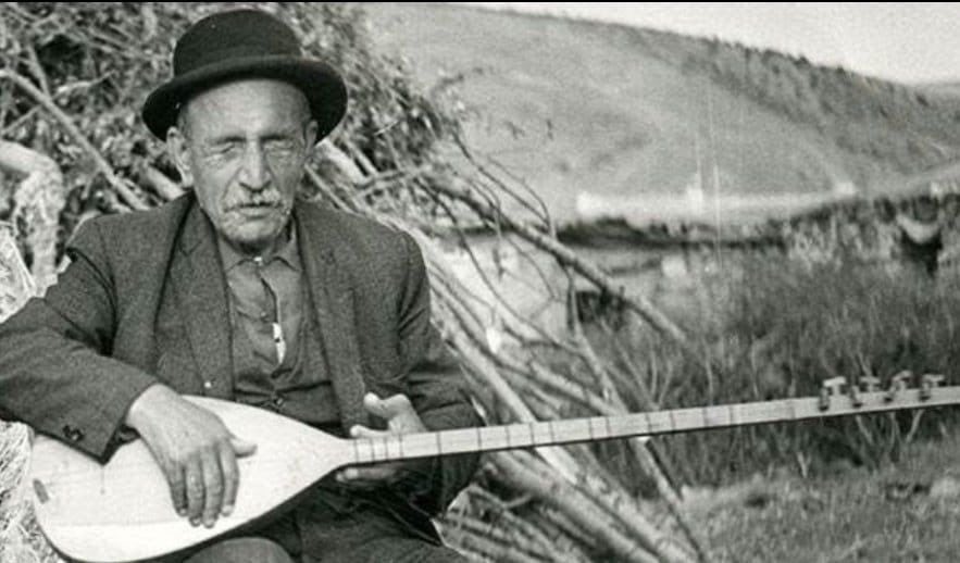 "Veysel gider, adı kalır,
 Dostlar beni hatırlasın"

Sazıyla yüreğimize, sözüyle hafızalarımıza kazınan kıymetli ozanımız Aşık Veysel Şatıroğlu'nu saygı ve rahmetle anıyorum.