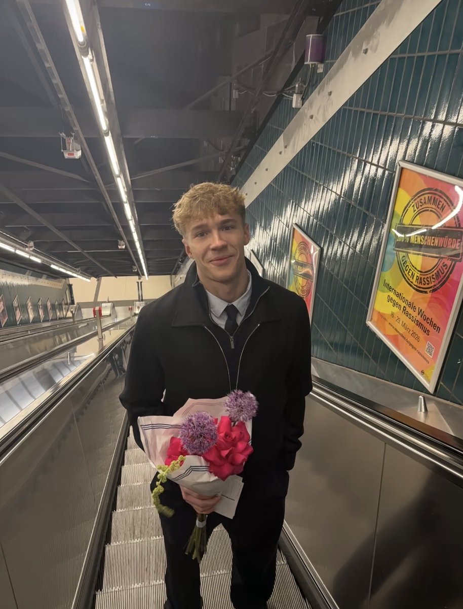evan tweet media
