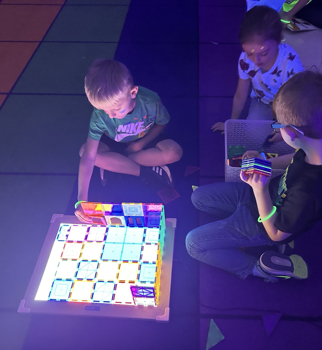 HannahAdkisson's tweet photo. Glow Day in 1st grade! ✨ Students from different classes worked together on literacy and math activities while practicing listening, taking turns, and respecting different perspectives. Civics in action! @KEDCGrants @passport2lead @KingWendy_m @DrJWEvansJr https://t.co/6ePPn2XacF