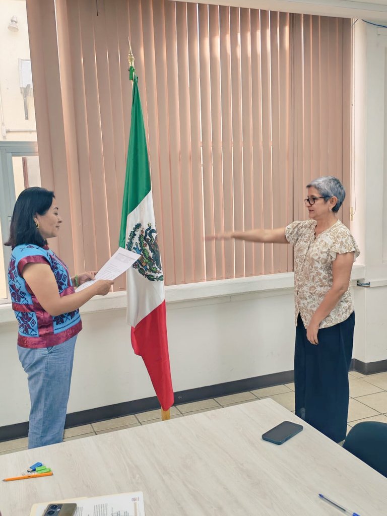 UMAR_SUNEO's tweet photo. Este viernes 20 de marzo de 2026, el Gobernador del Estado, a través de la Secretaría de Educación Pública del Estado de Oaxaca, ratificó a la Dra. María del Rosario Enríquez Rosado como Rectora de la Universidad del Mar.

Esta decisión expresa la confianza del Gobierno del Estado tanto en la conducción institucional de la Universidad del Mar como en la continuidad de un modelo educativo que, por más de tres décadas, ha demostrado ser un verdadero agente de transformación social al servicio del pueblo de Oaxaca, sustentado en la formación científica, la investigación y el compromiso con el desarrollo regional.

En el mismo acto fueron ratificados las y los titulares de las universidades regionales hermanas:
UNPA, UNSIS, UNSIJ, UTM, UNISTMO, NovaUniversitas, UNCA, UNCOS y UNICHA.
Seguimos trabajando por una educación superior pública de calidad, sustentada en el conocimiento, la investigación científica y la responsabilidad social.

Mare Nostrum Veritabile Faciendum.
.
@EducacionPubOax