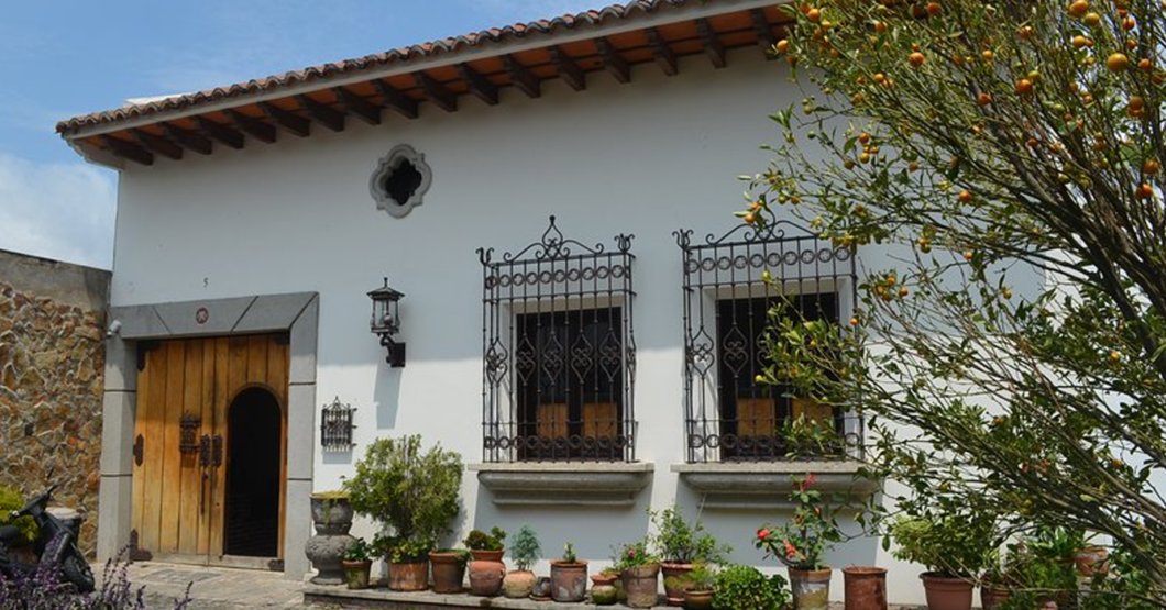 ChiguireBipolar's tweet photo. Familia decide comprar una casa blanca para pasar el resto de sus vidas pintándola https://t.co/qk5ARKP4Ho https://t.co/vPHZy6I1GY