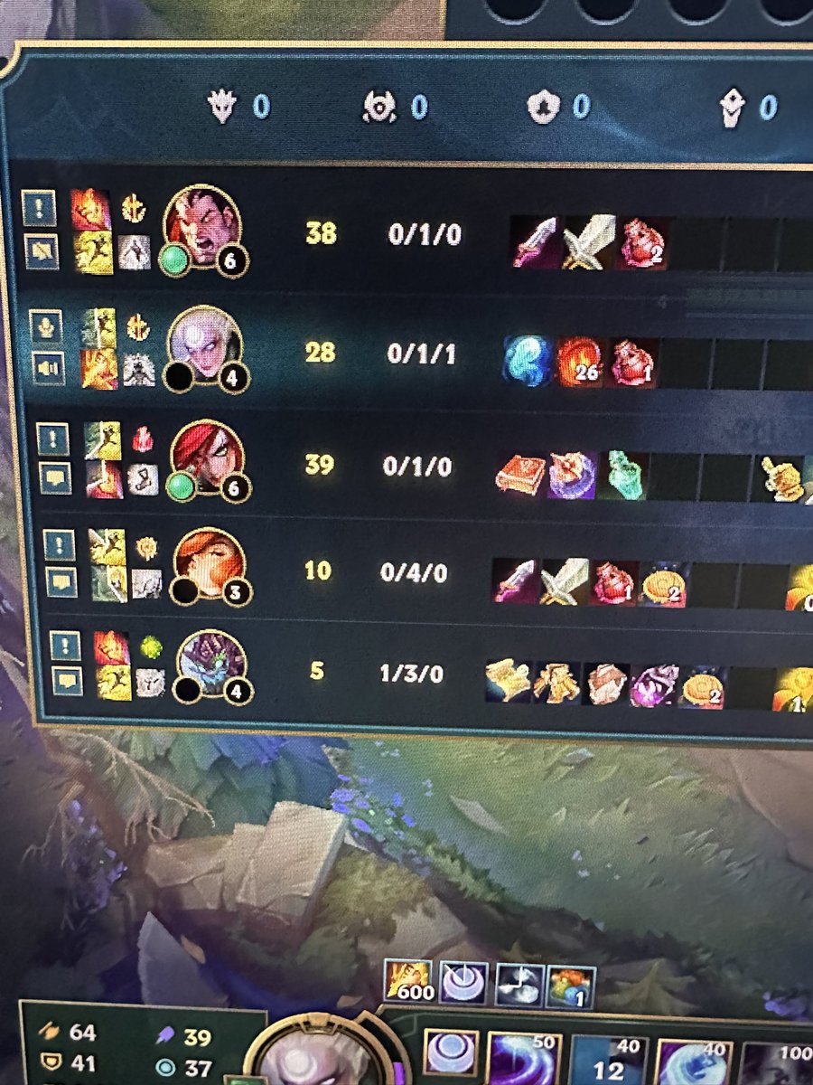 minuto 5 y la mf con 10 minions farmeados y 0-4 pero luego no subo a plata por que yo soy el malo🤣