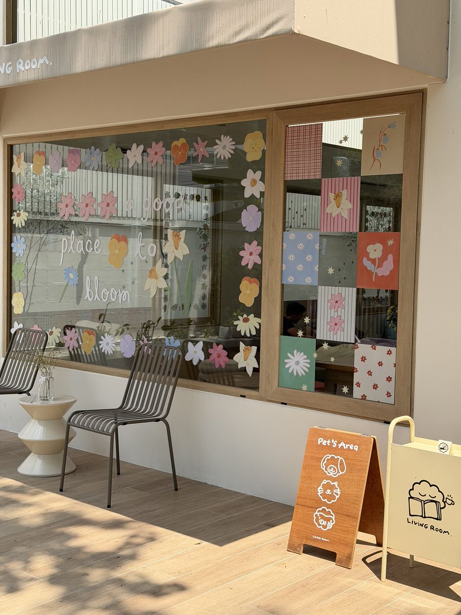 ทุกคนเป็นยังไงกันบ้าง! เราไปร่วมงานกับทาง livingroom.thonglor มาค่ะ มาในธีมspring ชวนทุกคนมาพักใจไปกับความน่ารักสดใส ในบรรยากาศสบายๆ เหมือนอยู่บ้าน 
รู้ว่าช่วงนี้อาจจะหนักกันหน่อยแต่หวังว่างานของเราจะทำให้ทุกคนสดใสขึ้นน้า แล้วแวะมาถ่ายรูป กันเยอะๆได้ตั้งแต่วันนี้ถึงกลาง พ.คค่า