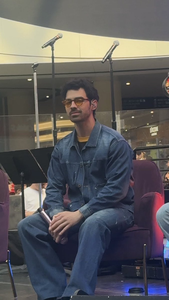 viikttoriaa's tweet photo. The looks and smile, will never forget 😭🙏🏻 #jonascon https://t.co/2yvZZxL27u