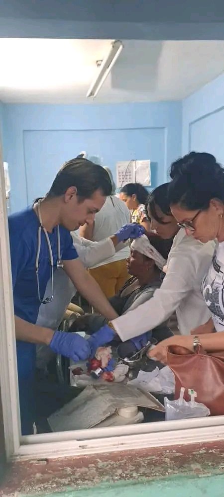 Accidente en #CautoCristo deja 12 lesionados
Un choque frontal entre dos ómnibus en la comunidad La Seis provocó 12 lesionados, quienes fueron atendidos inicialmente en el policlínico local y luego trasladados al Hospital Carlos Manuel de Céspedes, en #Bayamo.