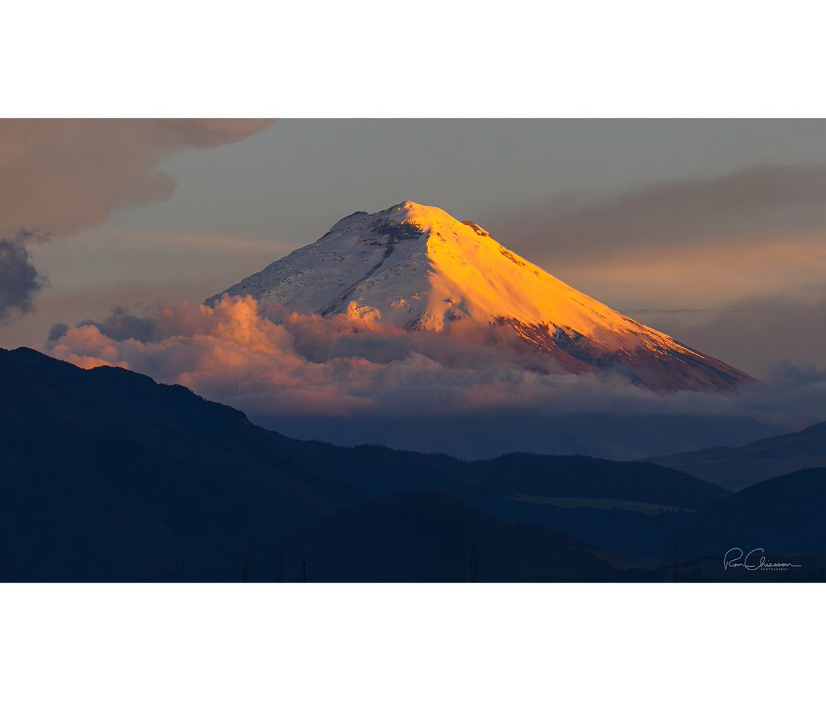 Rsonphoto's tweet image. Cotopaxi en los últimos momentos de luz…

#Quito #Cotopaxi