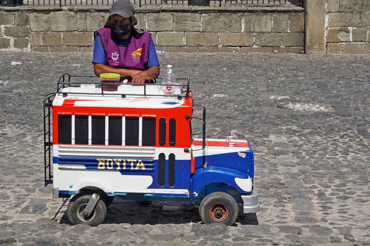 roquemocan's tweet image. ¿Me ayudan? ¿Cómo se llama el bus? ¿Soyita? Antigua Guatemala, 2022. #SonyA6000 #1650mmKitLens