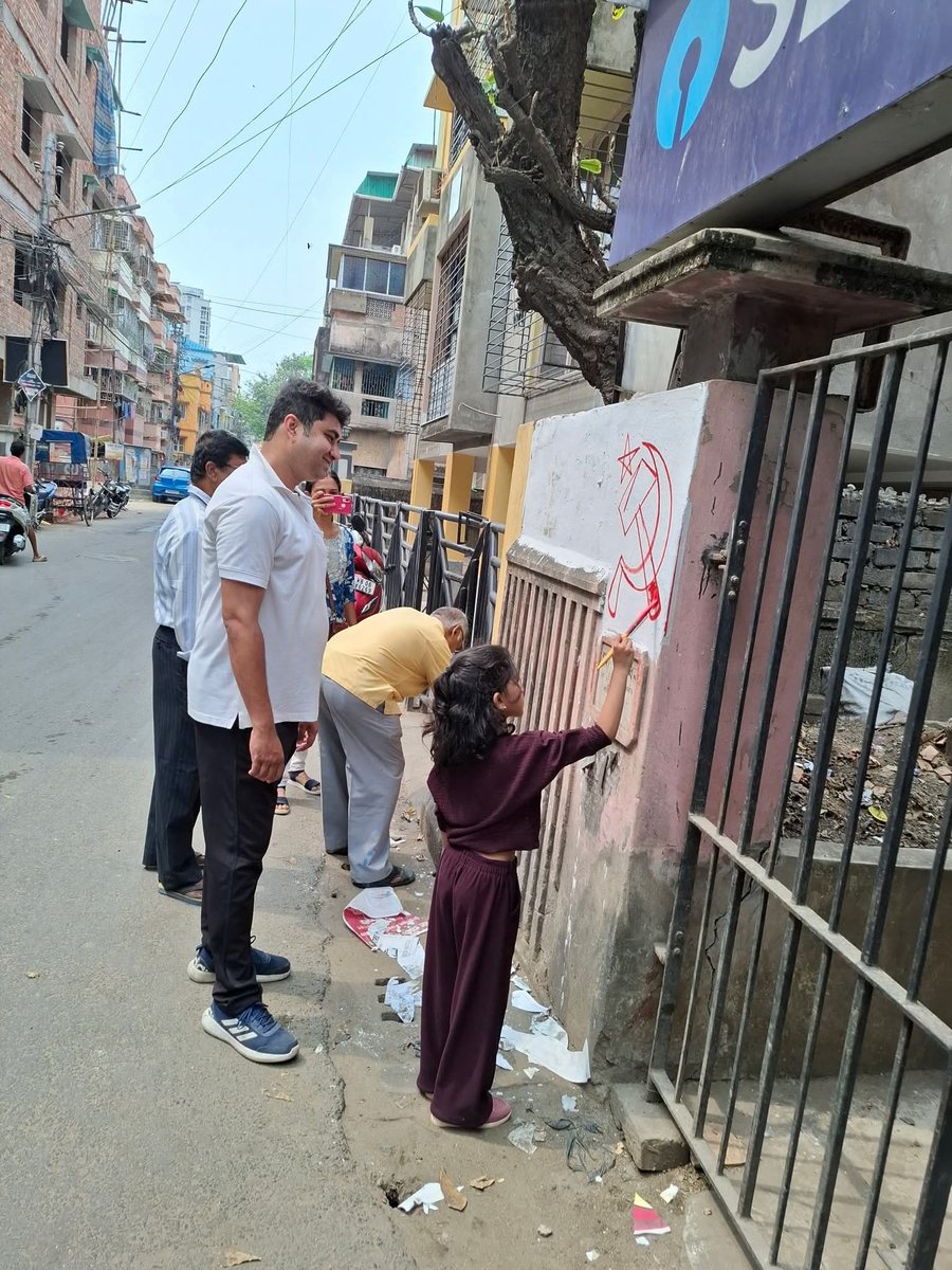 KetanSana2's tweet image. "অ্যাডিডাসের জুতো পরে দেওয়াল লিখতে হয়, নয়ত তুলির টান টা ঠিকমত আসে না"- ভ্লাদিমির লেনিন
#BengalElection #CPIM #Troll #Bengal
