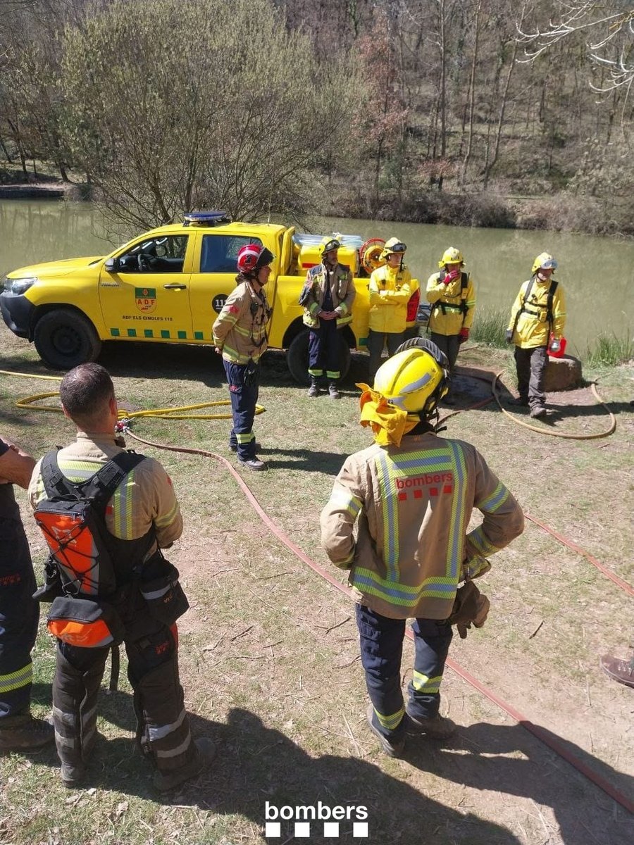 bomberscat's tweet image. 🤝 Aquest matí, #bomberscat hem continuat les jornades amb les #ADF del territori a la #RECentre per tal de millorar la coordinació i la resposta en cas d'incendi forestal.

🔥 Als parcs de Moià i Cardona hem fet maniobres bàsiques d'intervenció i pràctiques amb línia d’aigua