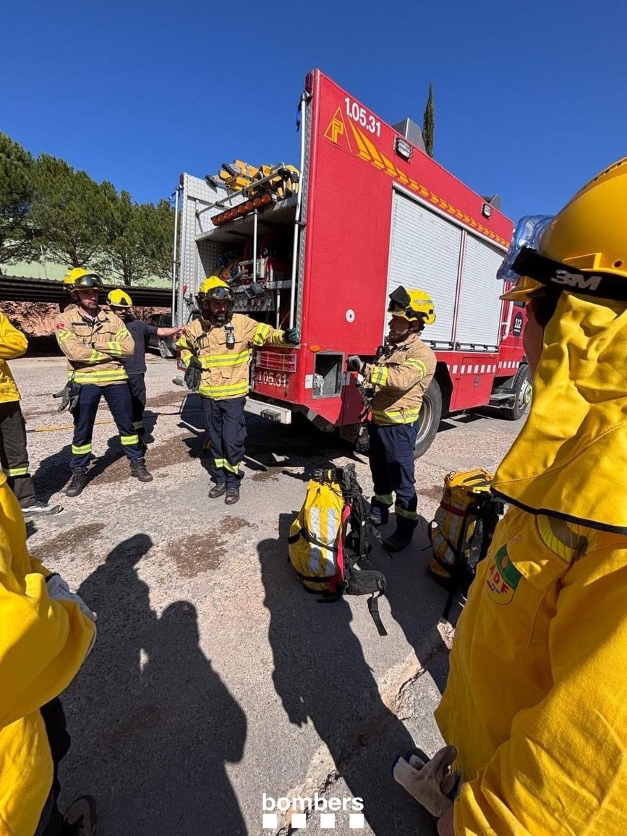 bomberscat's tweet image. 🤝 Aquest matí, #bomberscat hem continuat les jornades amb les #ADF del territori a la #RECentre per tal de millorar la coordinació i la resposta en cas d'incendi forestal.

🔥 Als parcs de Moià i Cardona hem fet maniobres bàsiques d'intervenció i pràctiques amb línia d’aigua