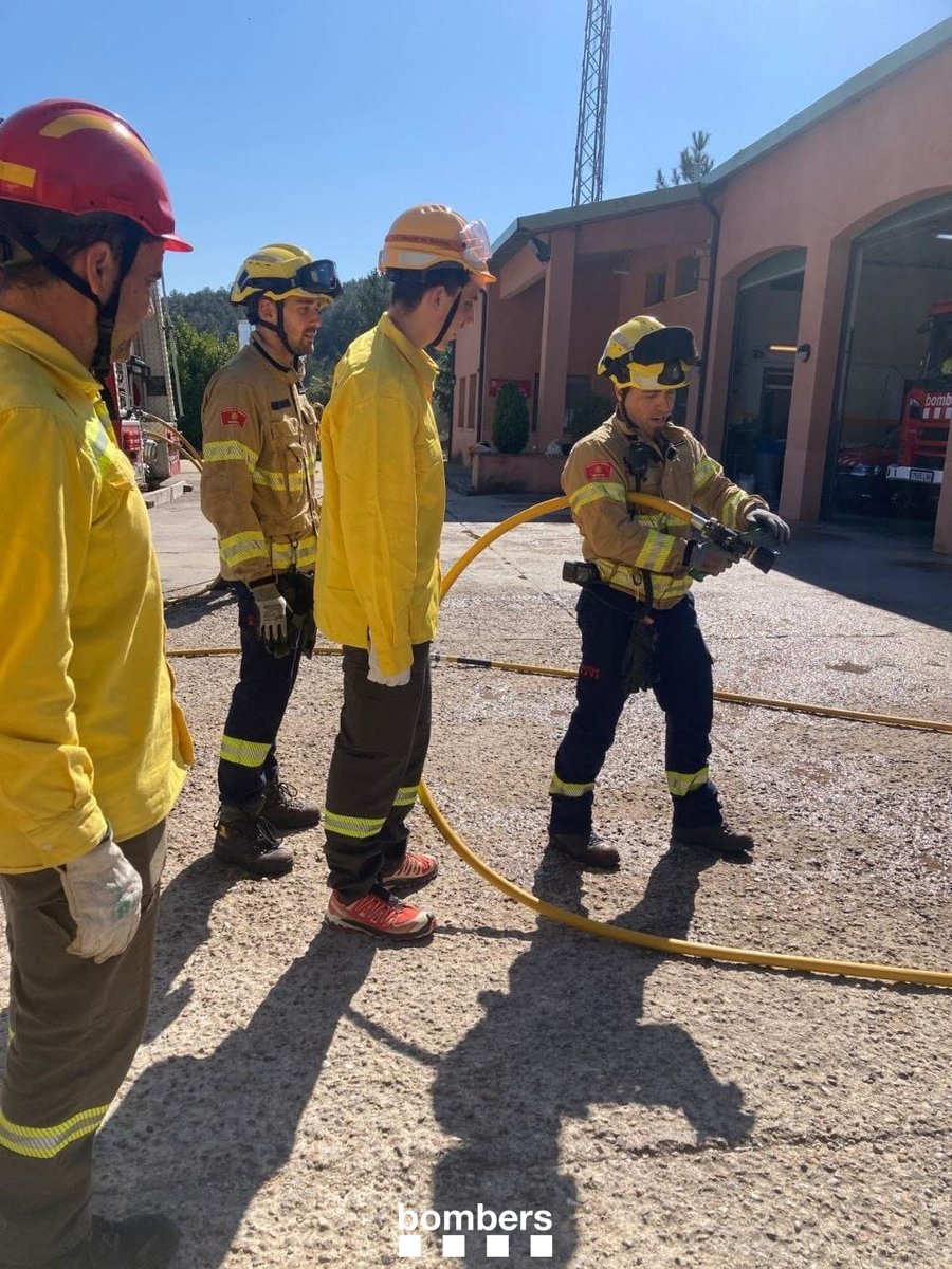 bomberscat's tweet image. 🤝 Aquest matí, #bomberscat hem continuat les jornades amb les #ADF del territori a la #RECentre per tal de millorar la coordinació i la resposta en cas d'incendi forestal.

🔥 Als parcs de Moià i Cardona hem fet maniobres bàsiques d'intervenció i pràctiques amb línia d’aigua
