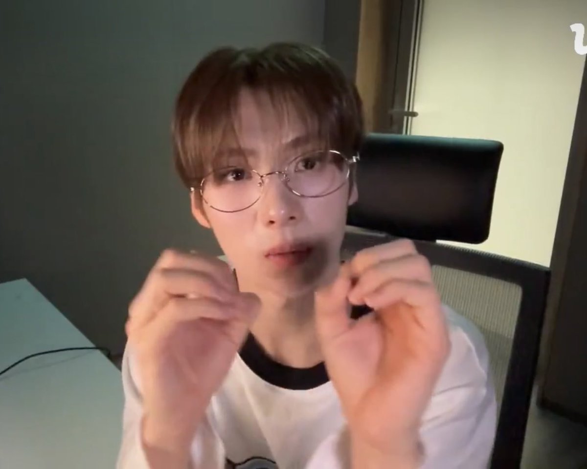 영재 0+0 얘기 할때마다 손으로도 같이 보여주는거 아 커엽♥