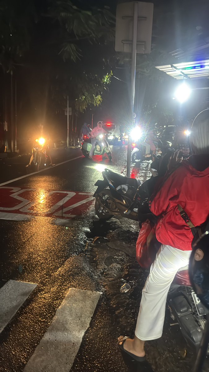 DylanRafe's tweet photo. Terimakasih bogor transferannya, baik bener🗿 #Banjir #EidMobarak #jakarta https://t.co/vt6n8ilYNe