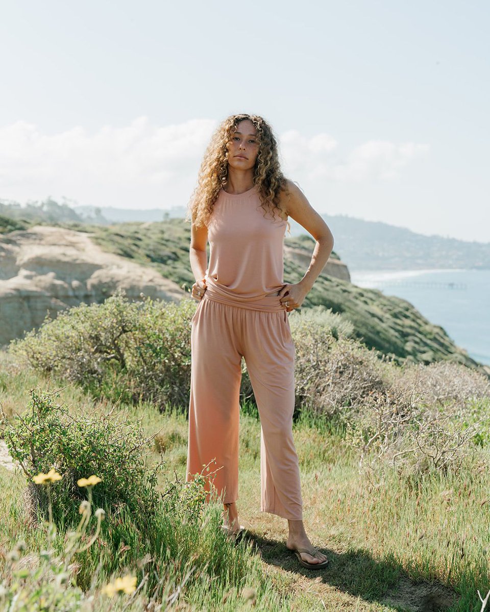 slightlybuddha's tweet image. Clay 🍊 A new earth-inspired tone arriving in our bamboo flow tank and bamboo crop pant.

#slightlybuddha #bambooclothing #earthtones #mindfulliving #yogalifestyle #slowfashion #comfortwear #coastalliving #womenover30style