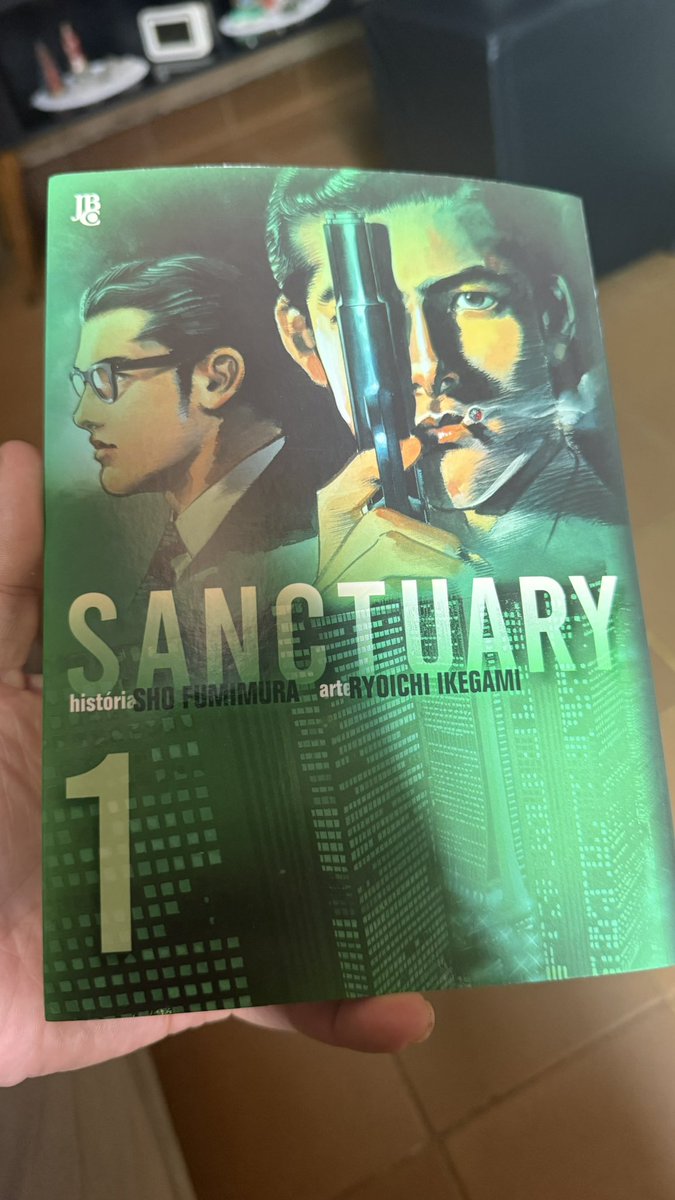 Sacanagem o quão INCRÍVEL é isso aqui. Muito feliz por finalmente Sanctuary estar de volta ao Brasil. Valeu, <a href="/editorajbc/">Editora JBC</a>. Isso aqui é ouro puro!