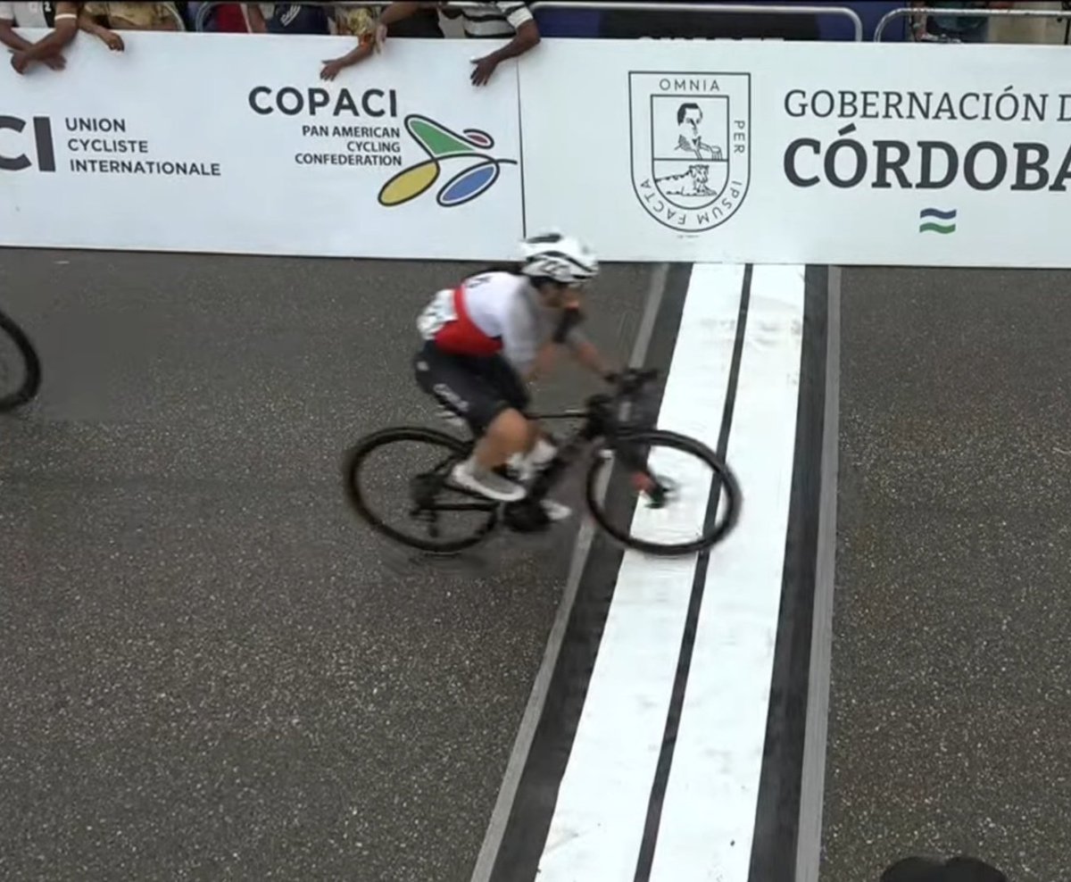 Primer CC para Cata Soto (CHI). Muy superior en la volata
#PanamericanoRuta2026
#Montería2026
