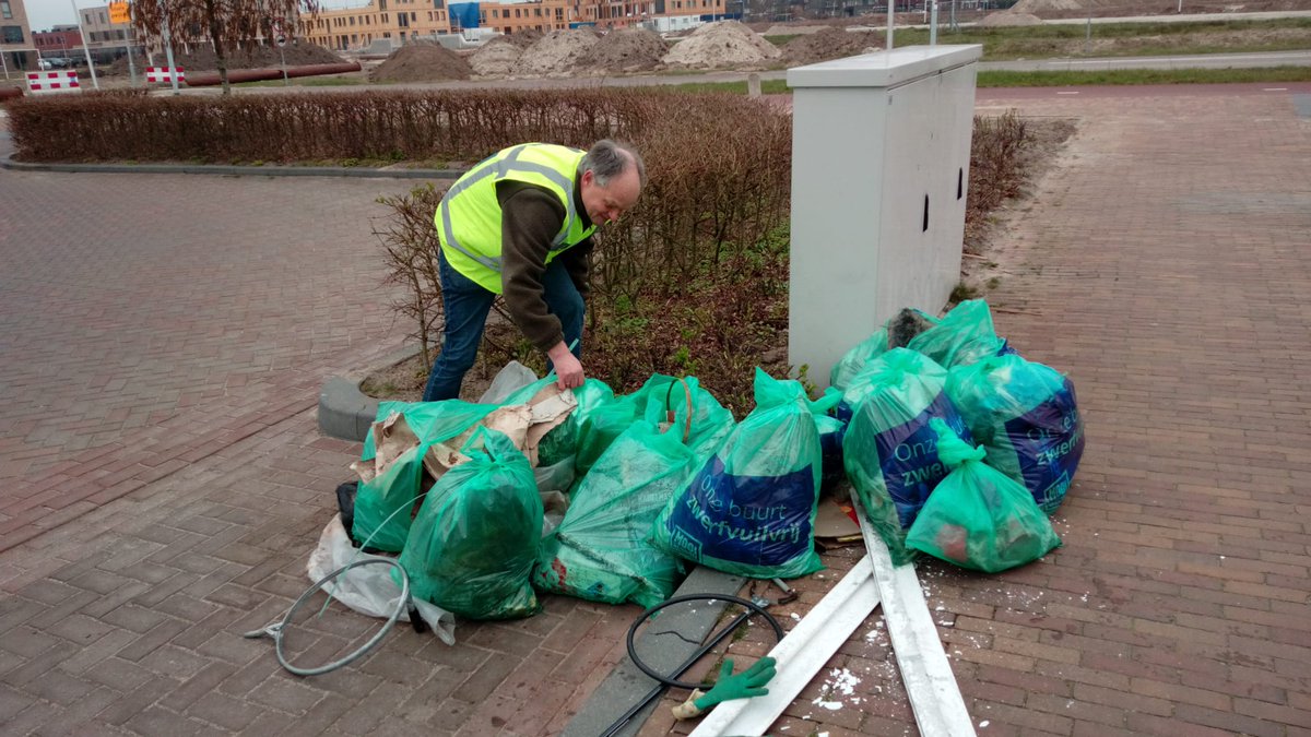 MilieuZwolle's tweet photo. 🌪️✨#Opschoondag in #Zwolle!Onze  zwerfvuilgroep van werkte in de Tippe. De grote 'buit' was deels van bouwbedrijven. We hebben de gemeente gevraagd hen te benaderen. Samen rapen is motiverender en  leuker dan alleen. Wil je ook meedoen met onze groep? : info@milieuraadzwolle.nl https://t.co/jHufoSYD0U