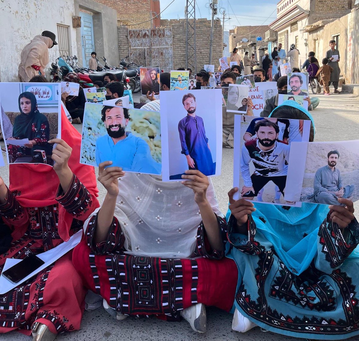 مزاحمت تکلیف دہ یادوں کی صورت میں شعور میں پیوست ہے۔

عوام کا مزاحمتی سوچ سے جڑنا ایک نظریاتی راز ہے اور یہی سوچ اور عمل حاکموں کو پریشان رکھتا ہے کہ ایسے خیالات کا لوگوں کو کس طرح علم ہو جاتا ہے اور علم و انفارمیشن سنسر ہونے کے باوجود سچی خبریں کیسے پھیل جاتی ہیں۔ لیکن حقیقت ہر