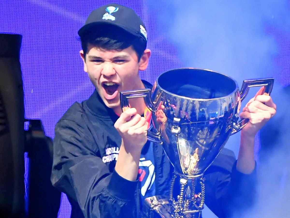 Elite Momo tweet media