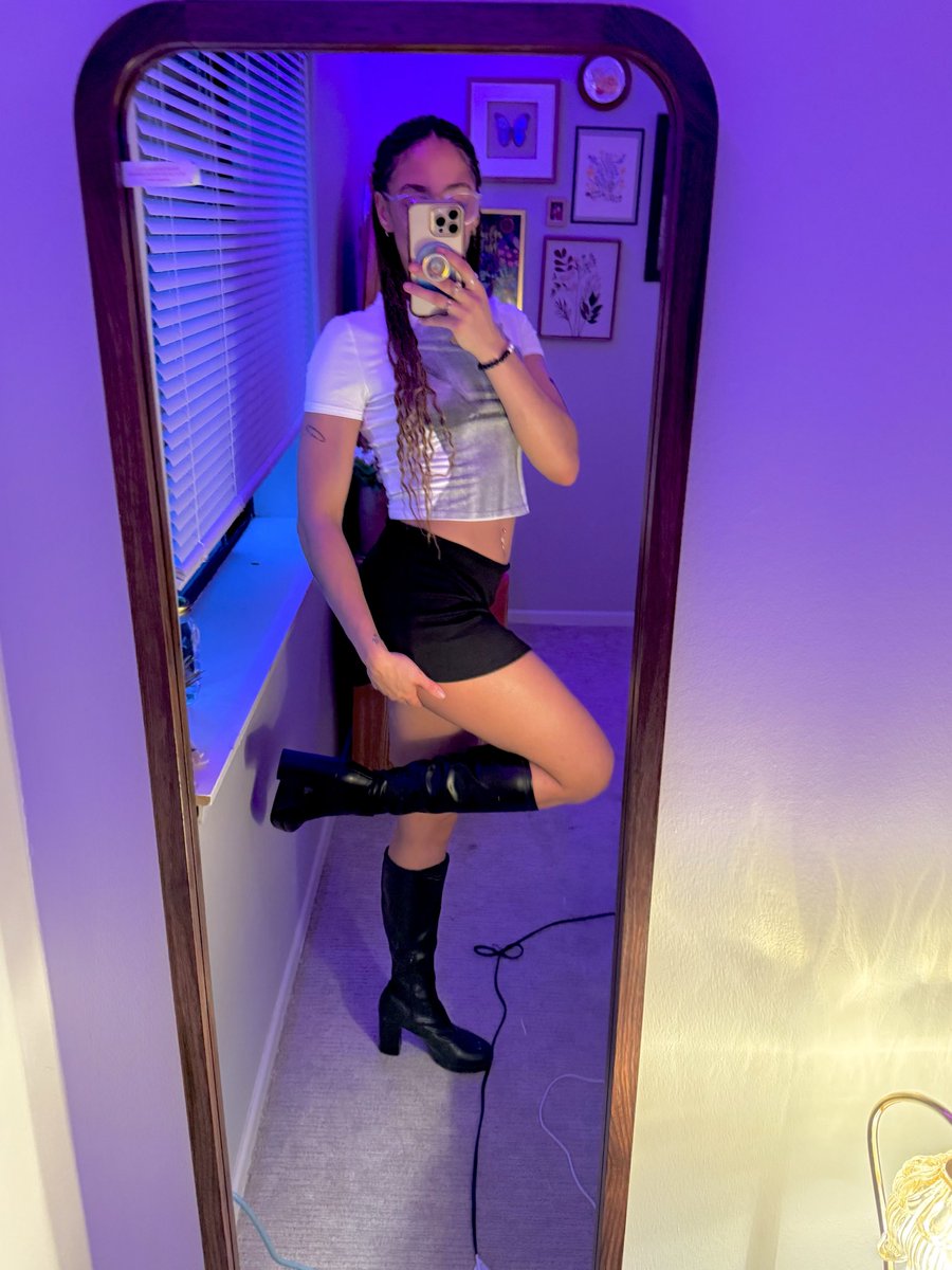 Bound2Boa's tweet photo. not a single man worthy enough for Me and yet, not a single drink paid for https://t.co/nsf6OQQ8xN